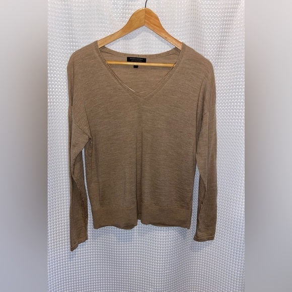 Women’s BANANA REPUBLIC Tan SEAMLESS MERINO V-NECK SWEATER size medium - Picture 3 of 12